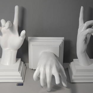 Скульптура руки изготовленная из пластика